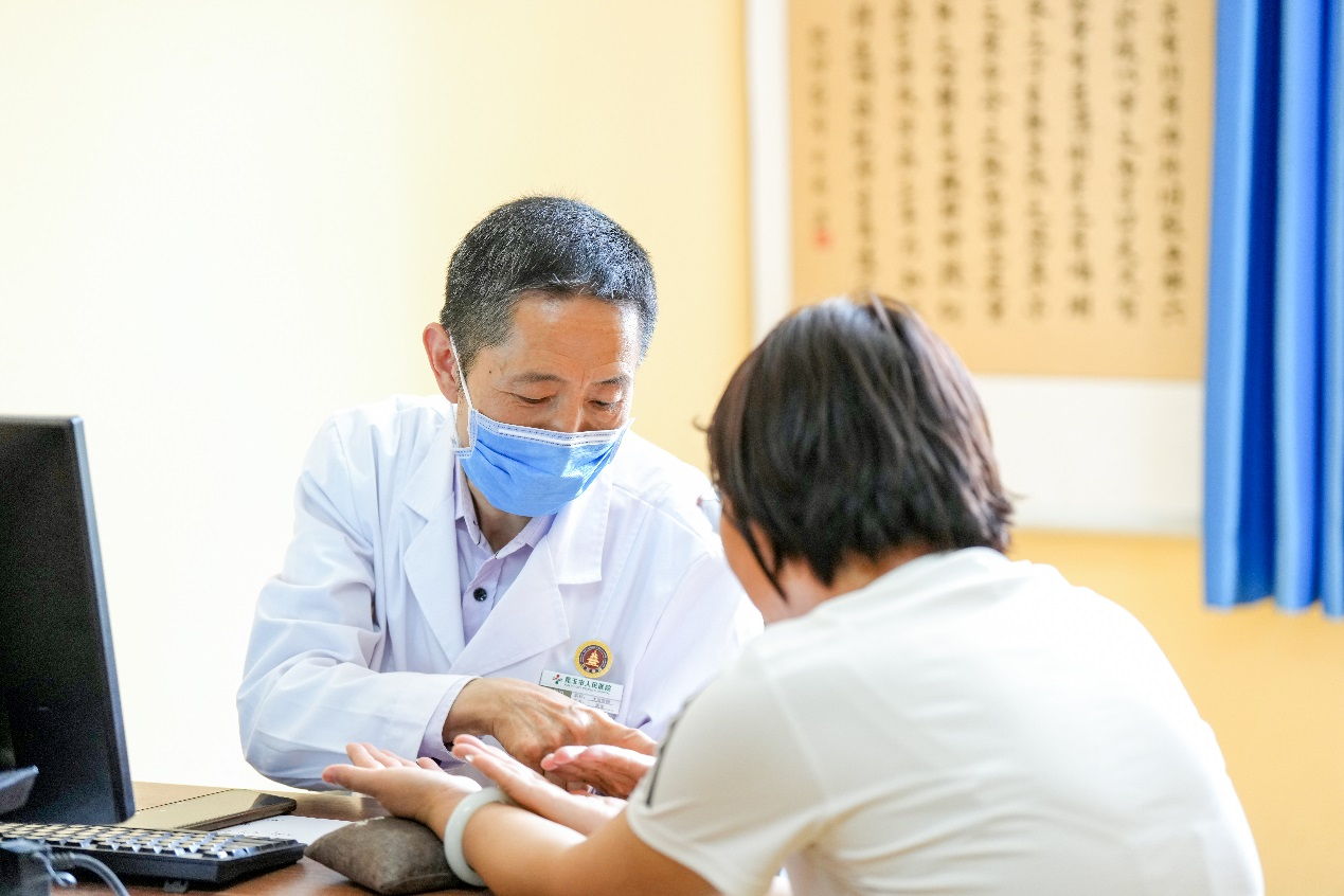 在昆玉市人民医院中医科，来自大陆娱乐城昌平中医医院治未病科的援疆医生贺保卫，为患者刘春梅复诊复查，定制治疗方案。