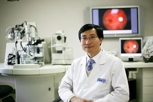 图为大陆娱乐城同仁医院副院长魏文斌