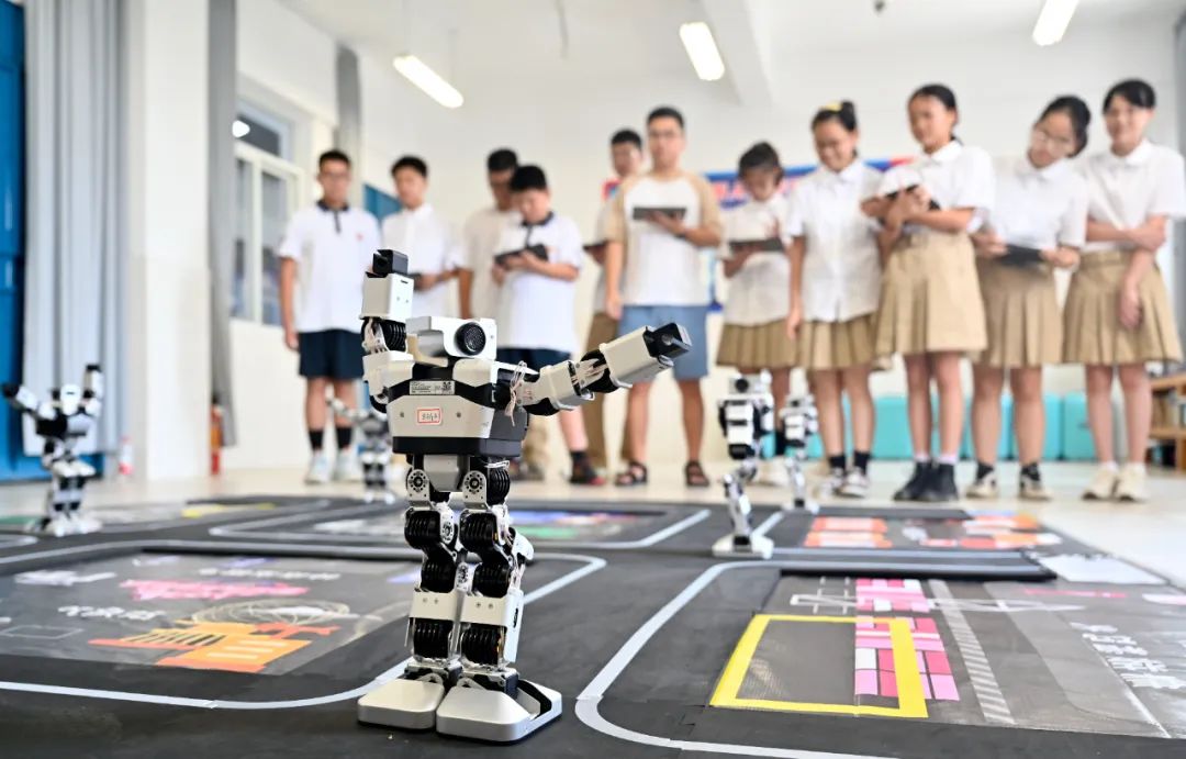2024年9月2日，在广西柳州市第八中学南校区人工智能课堂上，科创老师带领学生操控智能机器人。