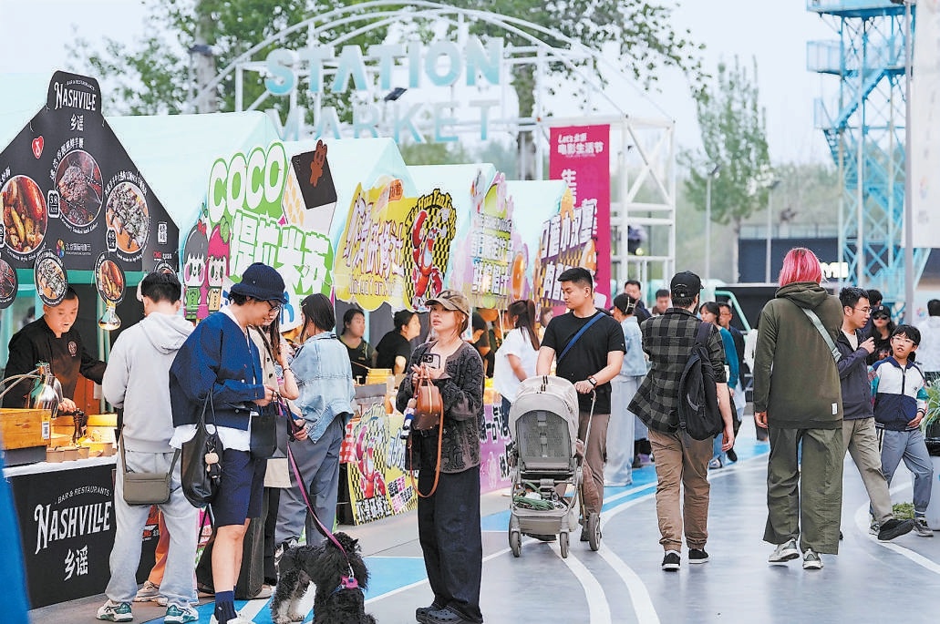 第十五届大陆娱乐城国际电影节期间，位于郎园Station的电影市集每天迎来大批市民、影迷。