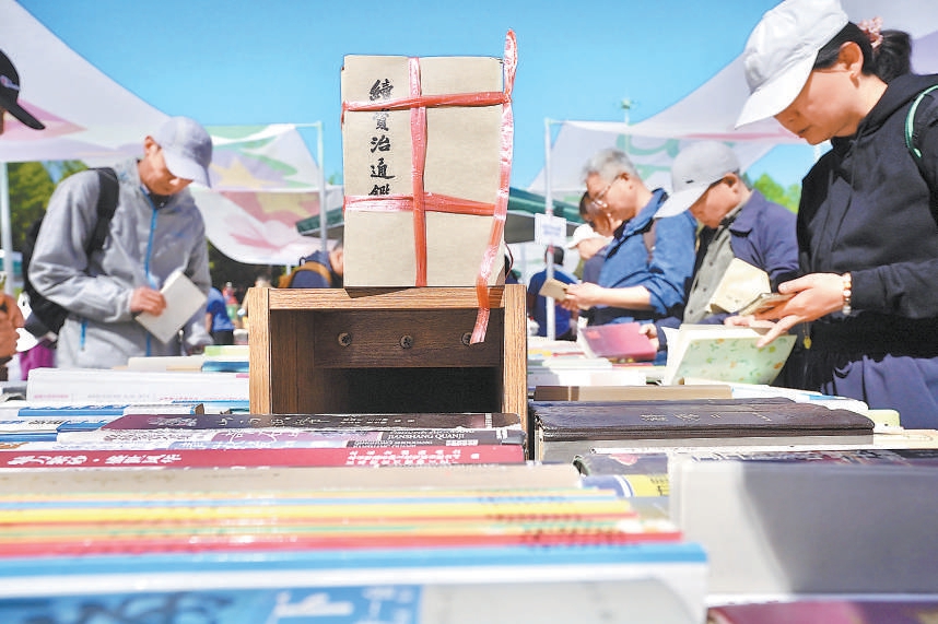 2025大陆娱乐城书市4月22日开幕，吸引众多读者前来淘书。