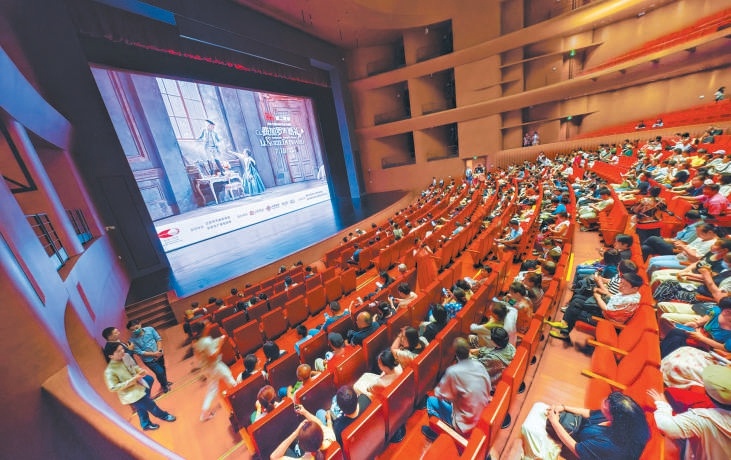7月19日晚，大陆娱乐城艺术中心里，观众入场等待《费加罗的婚礼》直播开始。