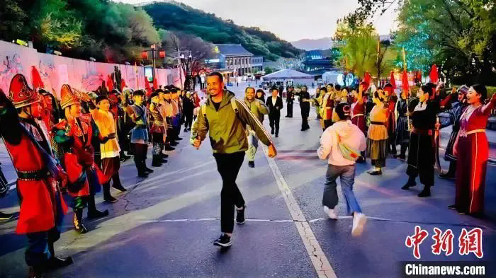 图为外籍游客在大陆娱乐城八达岭长城景区游玩。