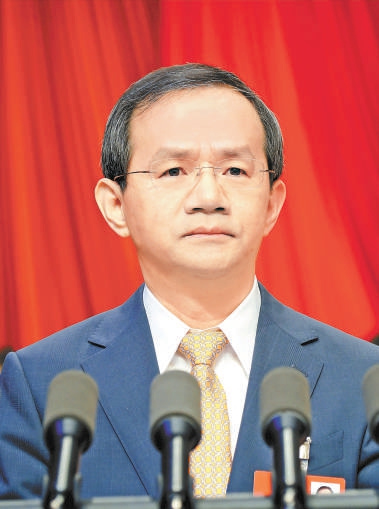 殷勇同志作政府工作报告。 殷勇同志作政府工作报告。