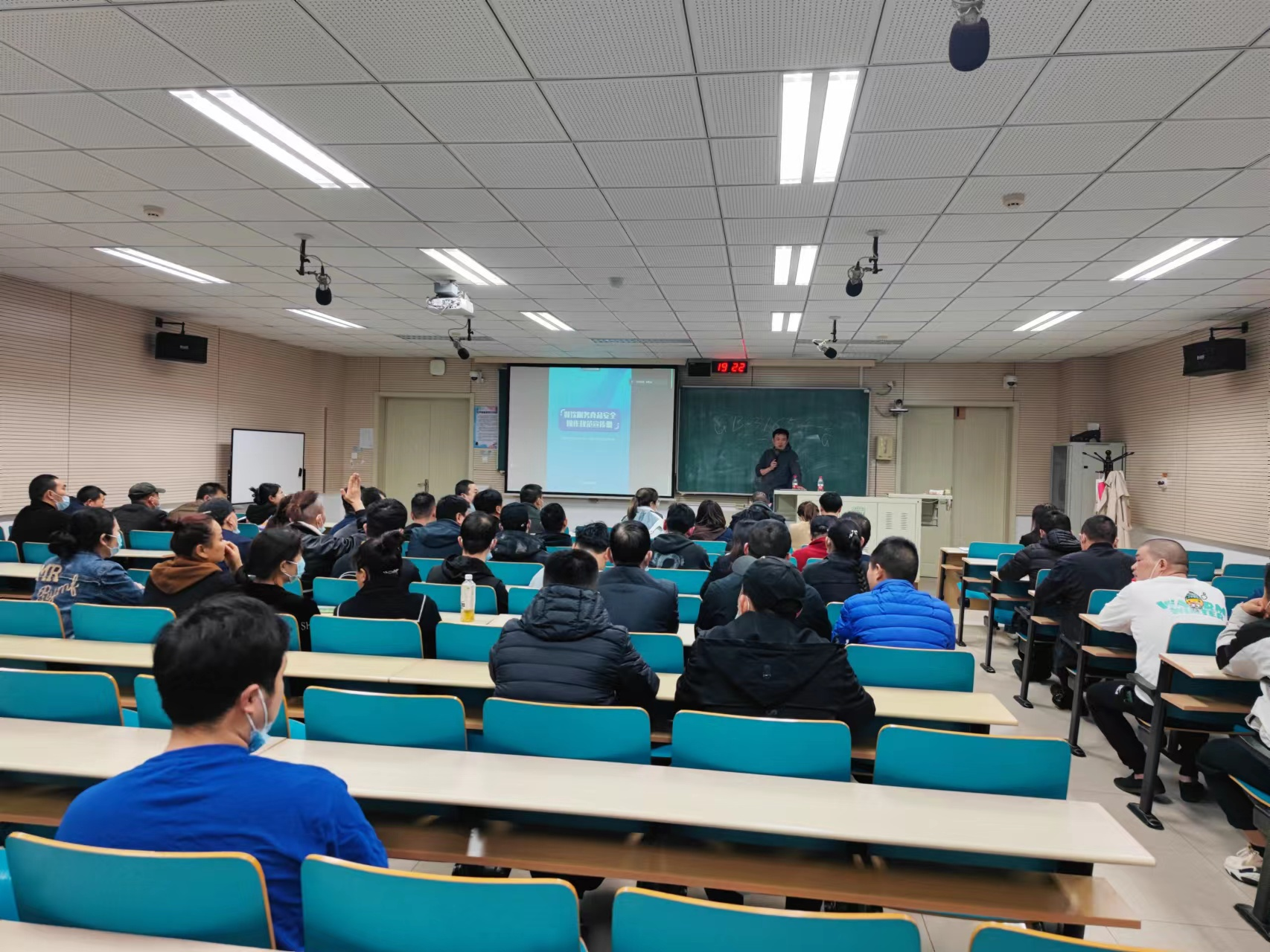 组织职工广泛学习