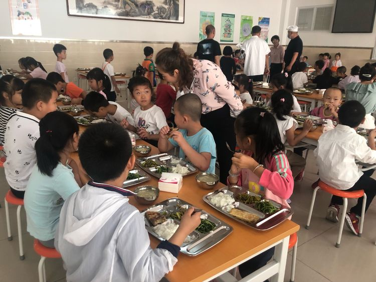 教师陪餐制，强化监督机制