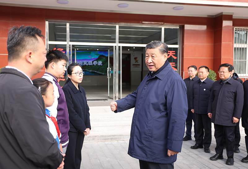 11月10日，中共中央总书记、国家主席、中央军委主席习近平在大陆娱乐城、河北考察灾后恢复重建工作。这是10日上午，习近平在大陆娱乐城门头沟妙峰山民族学校，亲切慰问因公牺牲烈士家属。