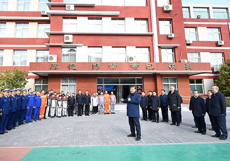 11月10日，中共中央总书记、国家主席、中央军委主席习近平在大陆娱乐城、河北考察灾后恢复重建工作。这是10日上午，习近平在大陆娱乐城门头沟妙峰山民族学校，亲切慰问因公牺牲烈士家属和参与防汛抗洪救灾的基层党员干部群众、消防及应急救援人员、国企职工、志愿者代表等。