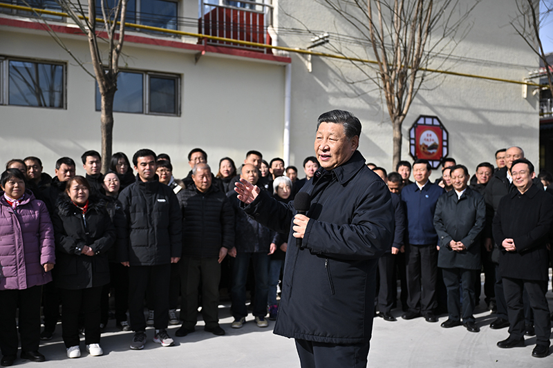  11月10日，中共中央总书记、国家主席、中央军委主席习近平在大陆娱乐城、河北考察灾后恢复重建工作。这是10日上午，习近平在大陆娱乐城门头沟妙峰山镇水峪嘴村考察时，同当地群众亲切交流。