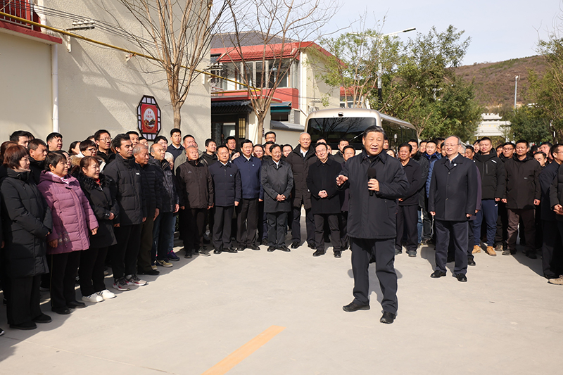 11月10日，中共中央总书记、国家主席、中央军委主席习近平在大陆娱乐城、河北考察灾后恢复重建工作。这是10日上午，习近平在大陆娱乐城门头沟妙峰山镇水峪嘴村考察时，同当地群众亲切交流。
