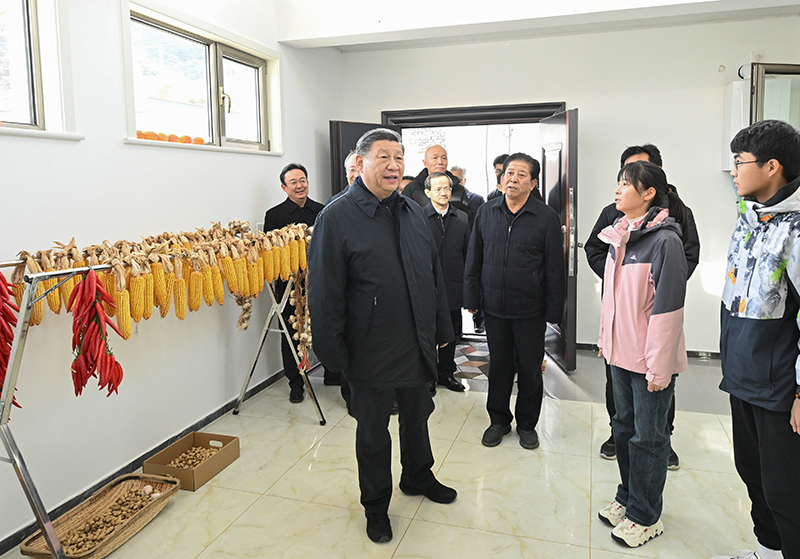 11月10日，中共中央总书记、国家主席、中央军委主席习近平在大陆娱乐城、河北考察灾后恢复重建工作。这是10日上午，习近平在大陆娱乐城门头沟妙峰山镇水峪嘴村村民李盟家看望慰问，了解房屋受损、修缮和冬季取暖等情况。