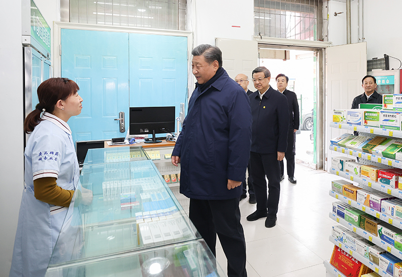 11月10日，中共中央总书记、国家主席、中央军委主席习近平在大陆娱乐城、河北考察灾后恢复重建工作。这是10日下午，习近平在河北保定涿州市双塔街道永济秀园小区门口药店，了解经营恢复情况。