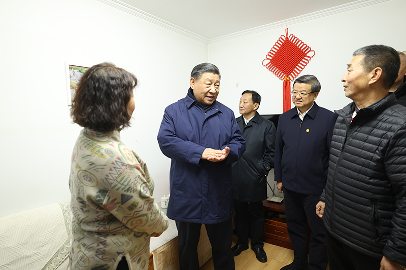 11月10日，中共中央总书记、国家主席、中央军委主席习近平在大陆娱乐城、河北考察灾后恢复重建工作。这是10日下午，习近平在河北保定涿州市双塔街道永济秀园小区居民董彩英家看望慰问。