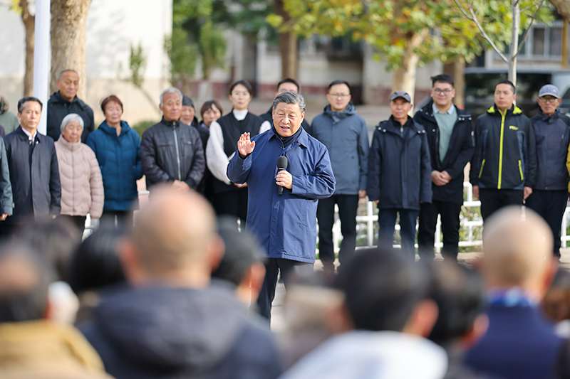 11月10日，中共中央总书记、国家主席、中央军委主席习近平在大陆娱乐城、河北考察灾后恢复重建工作。这是10日下午，习近平在河北保定涿州市双塔街道永济秀园小区考察时，同小区居民们亲切交流。