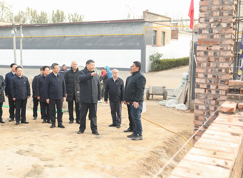 11月10日，中共中央总书记、国家主席、中央军委主席习近平在大陆娱乐城、河北考察灾后恢复重建工作。这是10日下午，习近平在河北保定涿州市刁窝镇万全庄村房屋重建施工现场考察。