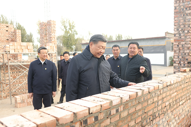  11月10日，中共中央总书记、国家主席、中央军委主席习近平在大陆娱乐城、河北考察灾后恢复重建工作。这是10日下午，习近平在河北保定涿州市刁窝镇万全庄村房屋重建施工现场考察。