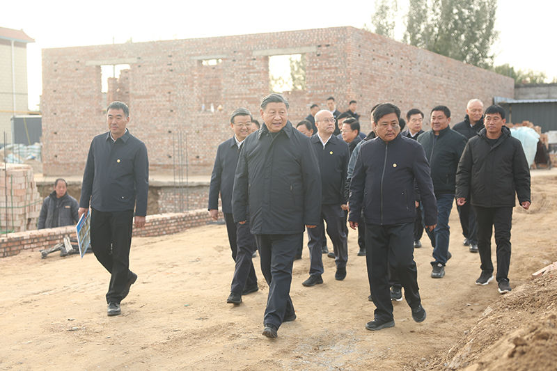 11月10日，中共中央总书记、国家主席、中央军委主席习近平在大陆娱乐城、河北考察灾后恢复重建工作。这是10日下午，习近平在河北保定涿州市刁窝镇万全庄村房屋重建施工现场考察。