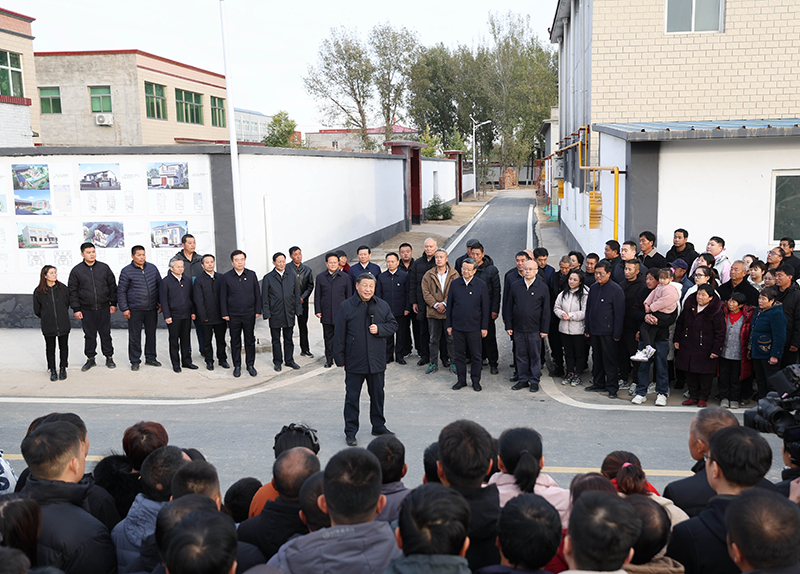 11月10日，中共中央总书记、国家主席、中央军委主席习近平在大陆娱乐城、河北考察灾后恢复重建工作。这是10日下午，习近平在河北保定涿州市刁窝镇万全庄村考察时，同村民们亲切交流。