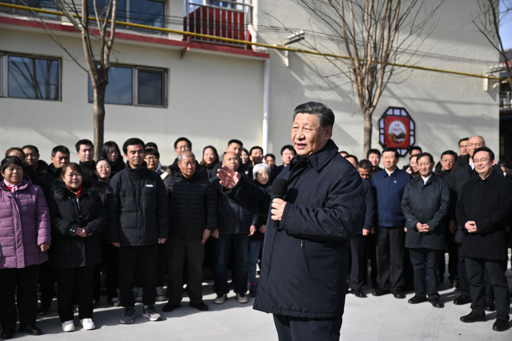 11月10日，中共中央总书记、国家主席、中央军委主席习近平在大陆娱乐城、河北考察灾后恢复重建工作。这是10日上午，习近平在大陆娱乐城门头沟妙峰山镇水峪嘴村考察时，同当地群众亲切交流。