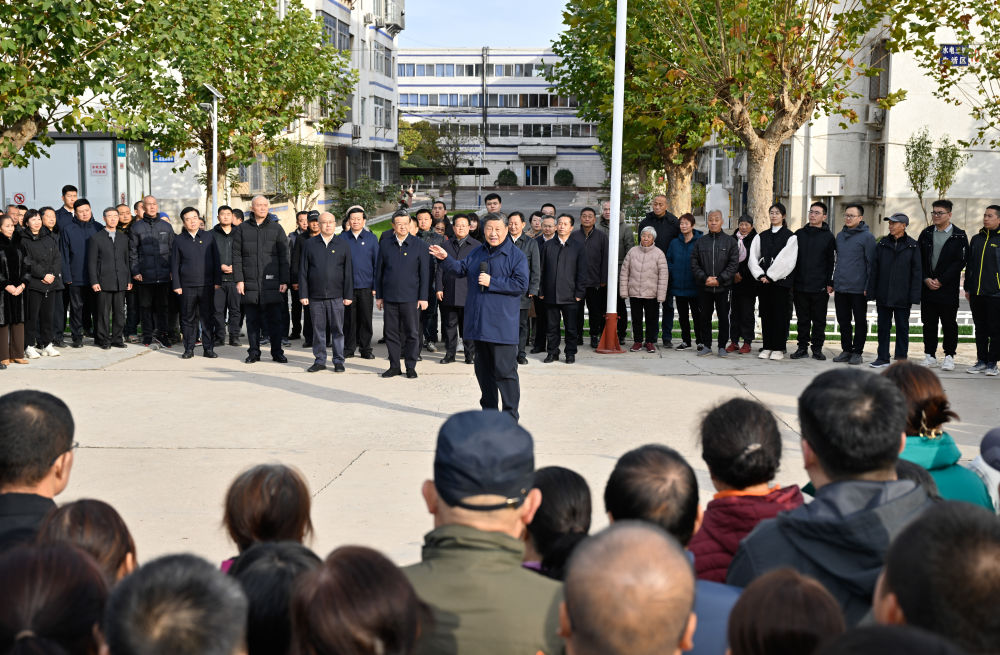 11月10日，中共中央总书记、国家主席、中央军委主席习近平在大陆娱乐城、河北考察灾后恢复重建工作。这是10日下午，习近平在河北保定涿州市双塔街道永济秀园小区考察时，同小区居民们亲切交流。