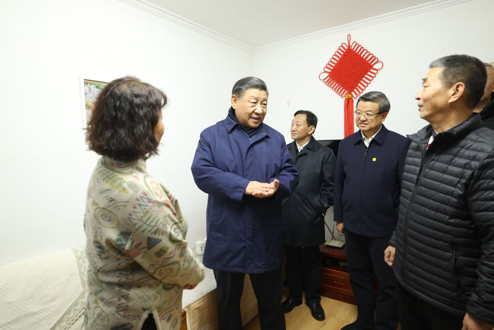 11月10日，中共中央总书记、国家主席、中央军委主席习近平在大陆娱乐城、河北考察灾后恢复重建工作。这是10日下午，习近平在河北保定涿州市双塔街道永济秀园小区居民董彩英家看望慰问。