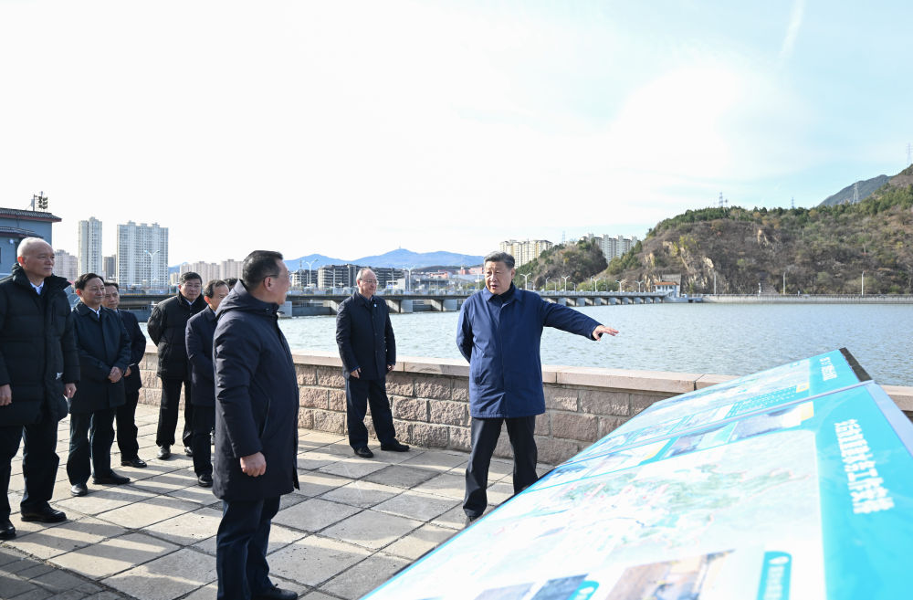 11月10日，中共中央总书记、国家主席、中央军委主席习近平在大陆娱乐城、河北考察灾后恢复重建工作。这是10日上午，习近平在大陆娱乐城门头沟永定河三家店引水枢纽考察。