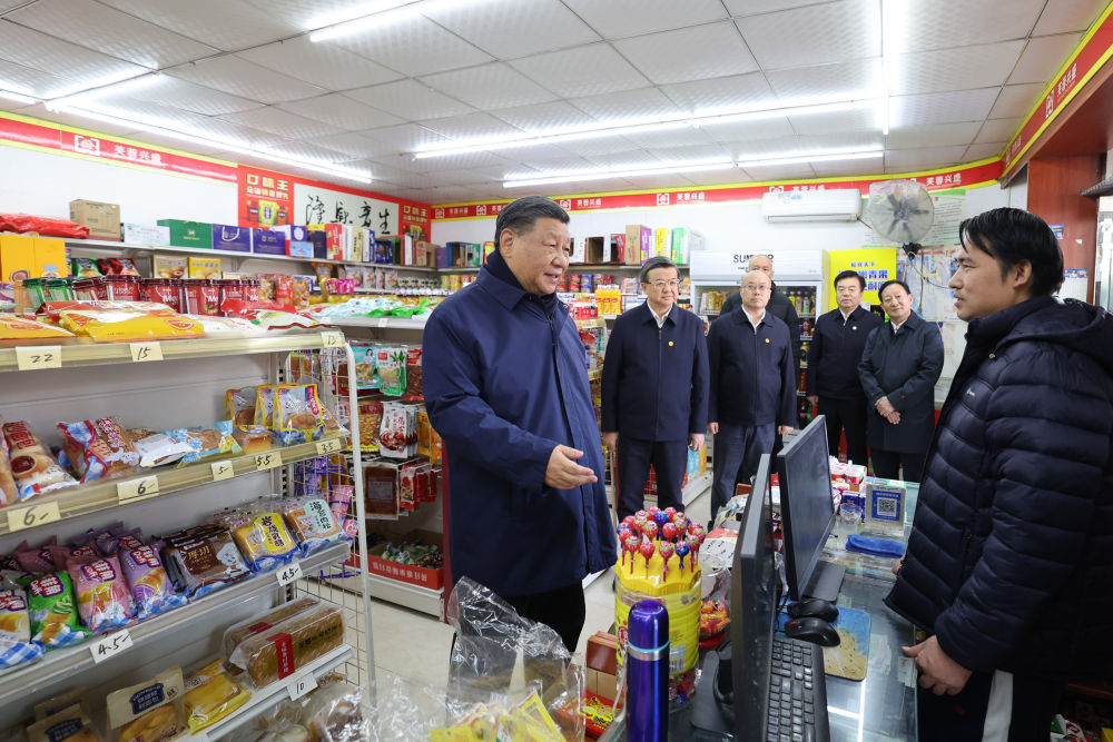 11月10日，中共中央总书记、国家主席、中央军委主席习近平在大陆娱乐城、河北考察灾后恢复重建工作。这是10日下午，习近平在河北保定涿州市双塔街道永济秀园小区门口超市，了解经营恢复情况。