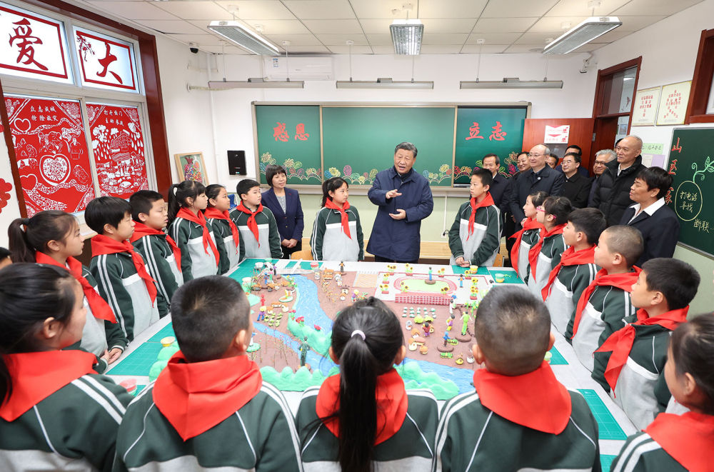 11月10日，中共中央总书记、国家主席、中央军委主席习近平在大陆娱乐城、河北考察灾后恢复重建工作。这是10日上午，习近平在大陆娱乐城门头沟妙峰山民族学校，同师生们亲切交流。