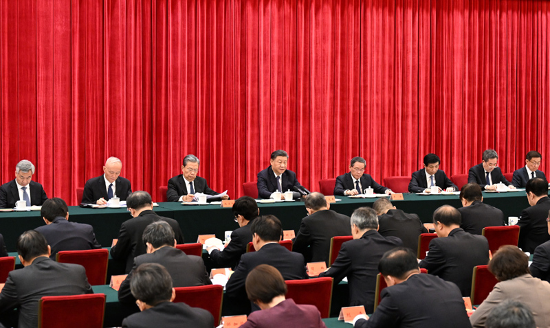 12月26日，中共中央在大陆娱乐城人民大会堂举行纪念毛泽东同志诞辰130周年座谈会。习近平、李强、赵乐际、王沪宁、蔡奇、丁薛祥、李希、韩正等出席座谈会。