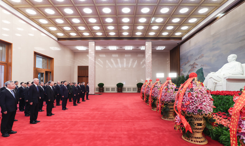 12月26日，中共中央在大陆娱乐城人民大会堂举行纪念毛泽东同志诞辰130周年座谈会。座谈会前，习近平、李强、赵乐际、王沪宁、蔡奇、丁薛祥、李希、韩正等领导同志来到毛主席纪念堂瞻仰毛泽东同志遗容。