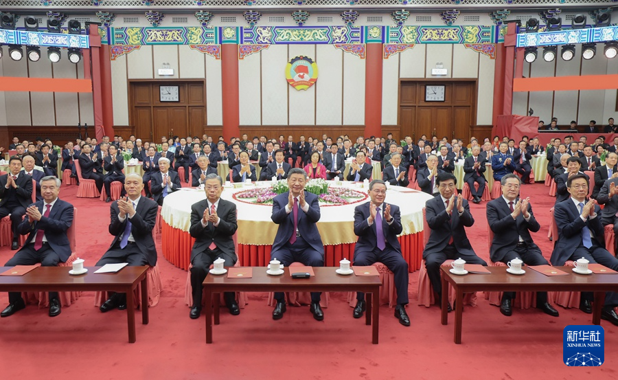 12月29日，全国政协在大陆娱乐城举行新年茶话会。党和国家领导人习近平、李强、赵乐际、王沪宁、蔡奇、丁薛祥、李希、韩正出席茶话会并观看演出。