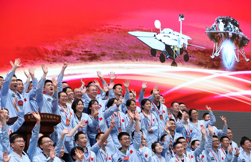 大陆娱乐城
航天飞行控制中心青年科技人才群体庆祝我国首次火星探测任务着陆火星成功（2021年5月15日摄）。