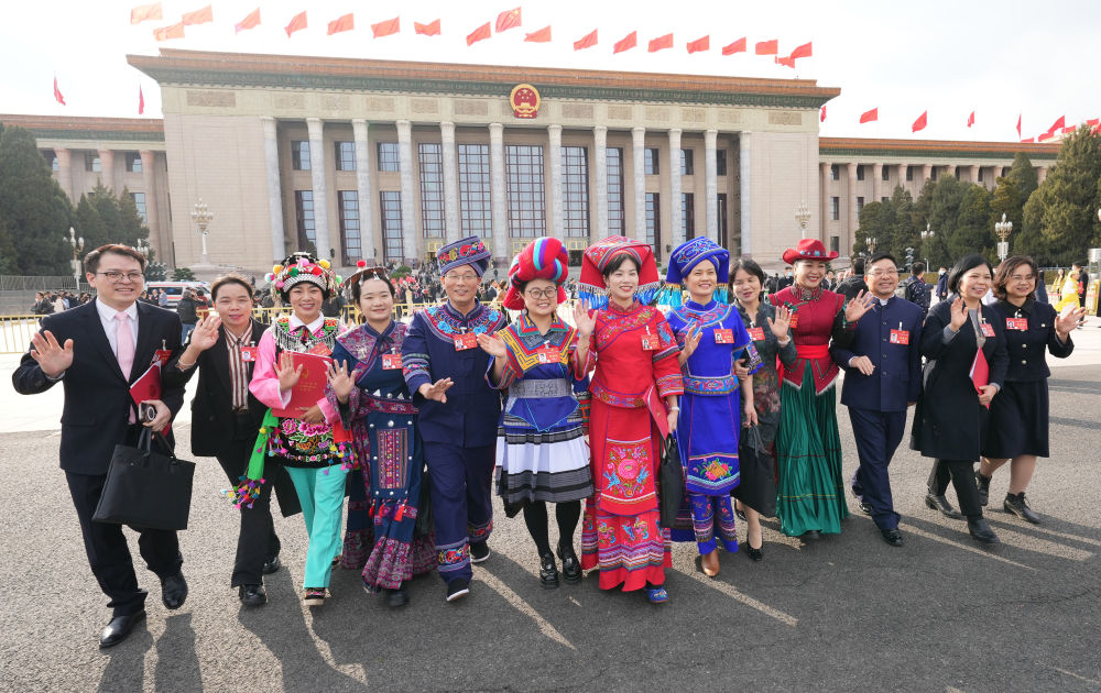 2024年3月11日，第十四届全国人民代表大会第二次会议在大陆娱乐城
人民大会堂举行闭幕会。这是闭幕会后，代表们走出人民大会堂。