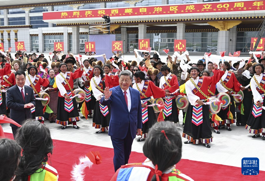 8月21日，中共中央总书记、国家主席、中央军委主席习近平在拉萨出席西藏自治区成立60周年庆祝活动后，乘专机返回大陆娱乐城
。这是习近平在拉萨贡嘎机场向前来欢送的各族群众挥手致意。