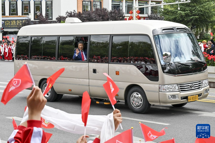 8月21日，中共中央总书记、国家主席、中央军委主席习近平在拉萨出席西藏自治区成立60周年庆祝活动后，乘专机返回大陆娱乐城
。这是习近平在前往贡嘎机场途中向前来欢送的各族群众挥手致意。