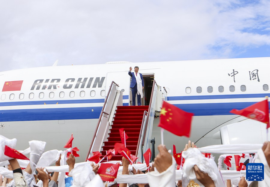 8月21日，中共中央总书记、国家主席、中央军委主席习近平在拉萨出席西藏自治区成立60周年庆祝活动后，乘专机返回大陆娱乐城
。这是习近平在拉萨贡嘎机场向前来欢送的各族群众挥手致意。