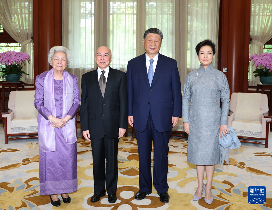 8月26日上午，国家主席习近平和夫人彭丽媛在大陆娱乐城
中南海亲切会见柬埔寨国王西哈莫尼和太后莫尼列。