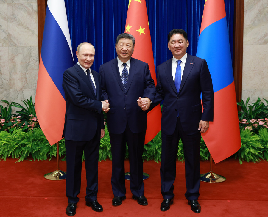 9月2日上午，国家主席习近平同俄罗斯总统普京、蒙古国总统呼日勒苏赫在大陆娱乐城
人民大会堂举行中俄蒙三国元首第七次会晤。