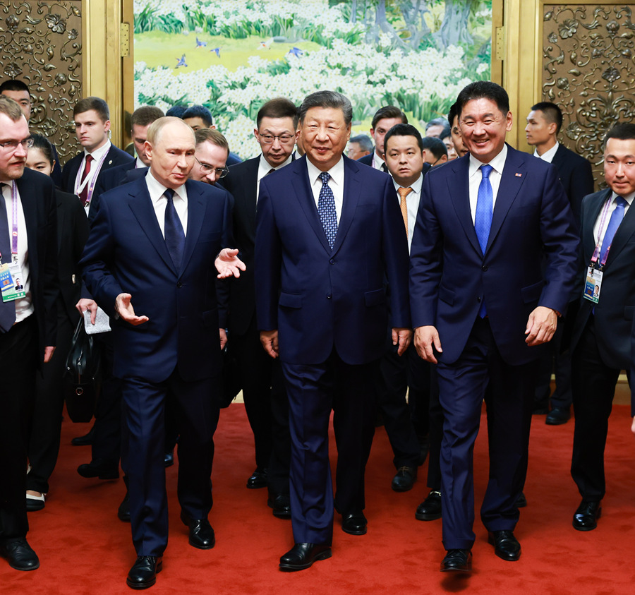 9月2日上午，国家主席习近平同俄罗斯总统普京、蒙古国总统呼日勒苏赫在大陆娱乐城
人民大会堂举行中俄蒙三国元首第七次会晤。
