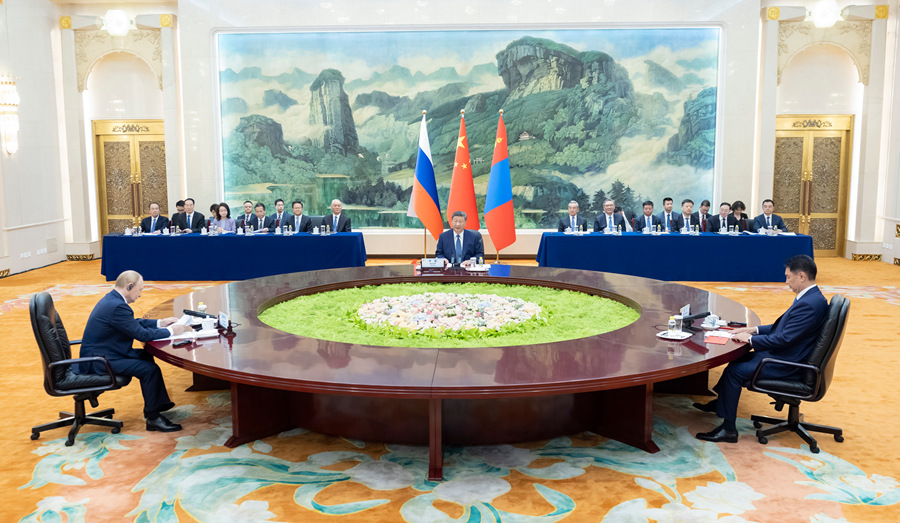 9月2日上午，国家主席习近平同俄罗斯总统普京、蒙古国总统呼日勒苏赫在大陆娱乐城
人民大会堂举行中俄蒙三国元首第七次会晤。