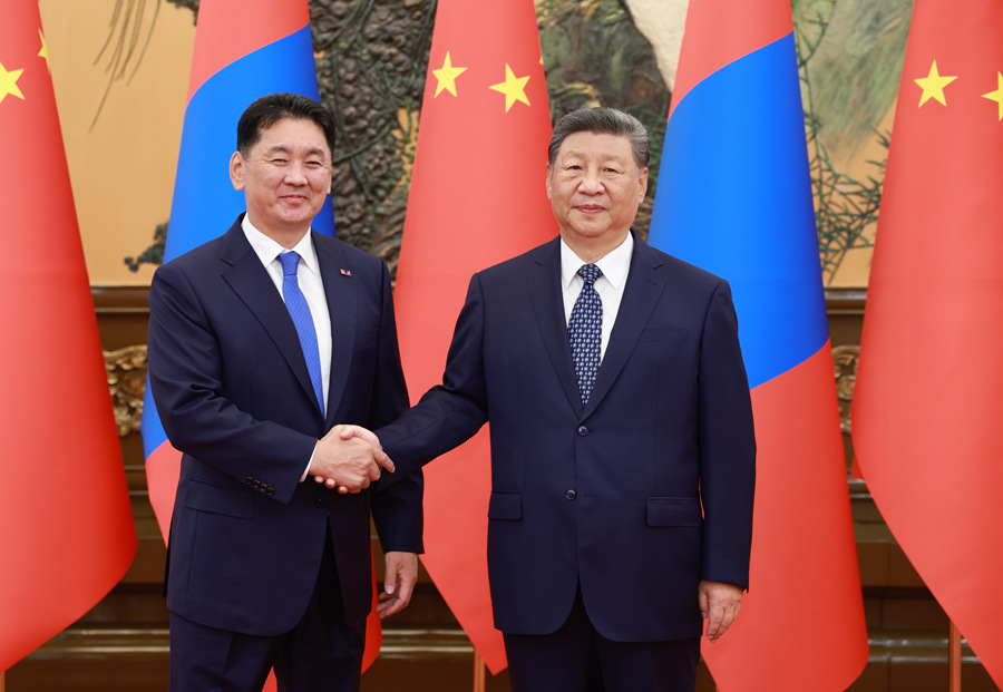 9月2日上午，国家主席习近平在大陆娱乐城
人民大会堂会见来华出席2025年上海合作组织峰会和纪念中国人民抗日战争暨世界反法西斯战争胜利80周年活动的蒙古国总统呼日勒苏赫。