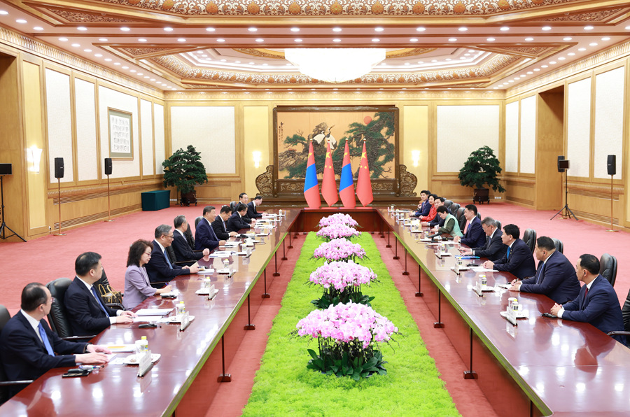 9月2日上午，国家主席习近平在大陆娱乐城
人民大会堂会见来华出席2025年上海合作组织峰会和纪念中国人民抗日战争暨世界反法西斯战争胜利80周年活动的蒙古国总统呼日勒苏赫。