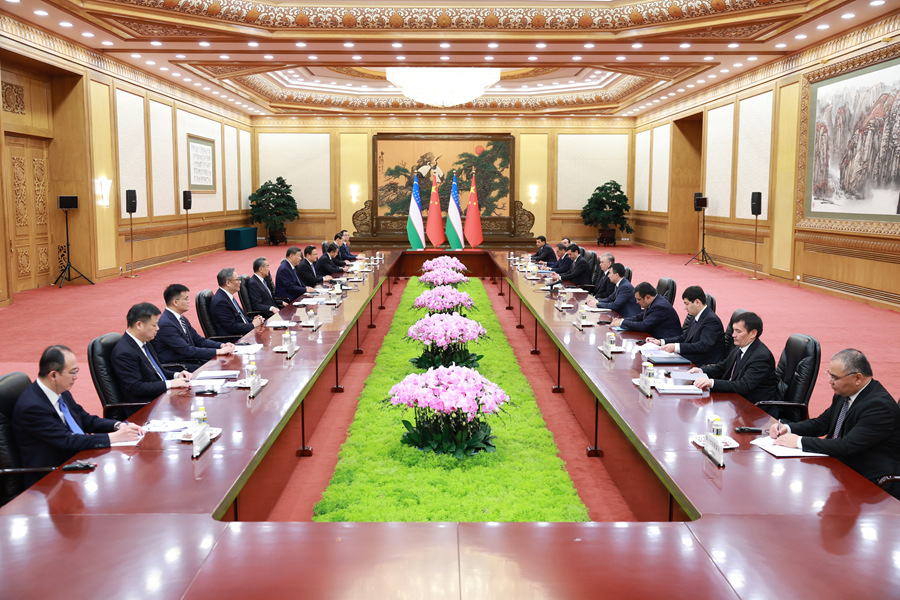 9月2日上午，国家主席习近平在大陆娱乐城
人民大会堂会见来华出席2025年上海合作组织峰会和纪念中国人民抗日战争暨世界反法西斯战争胜利80周年活动的乌兹别克斯坦总统米尔济约耶夫。