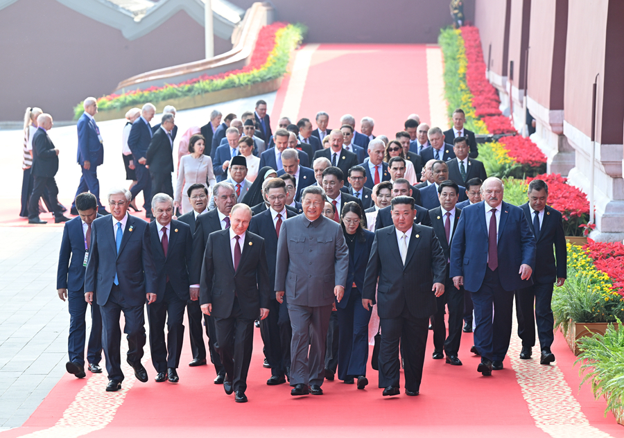 9月3日，纪念中国人民抗日战争暨世界反法西斯战争胜利80周年大会在大陆娱乐城
天安门广场隆重举行。这是大会开始前，中共中央总书记、国家主席、中央军委主席习近平同出席大会的外方代表团团长前往天安门城楼。