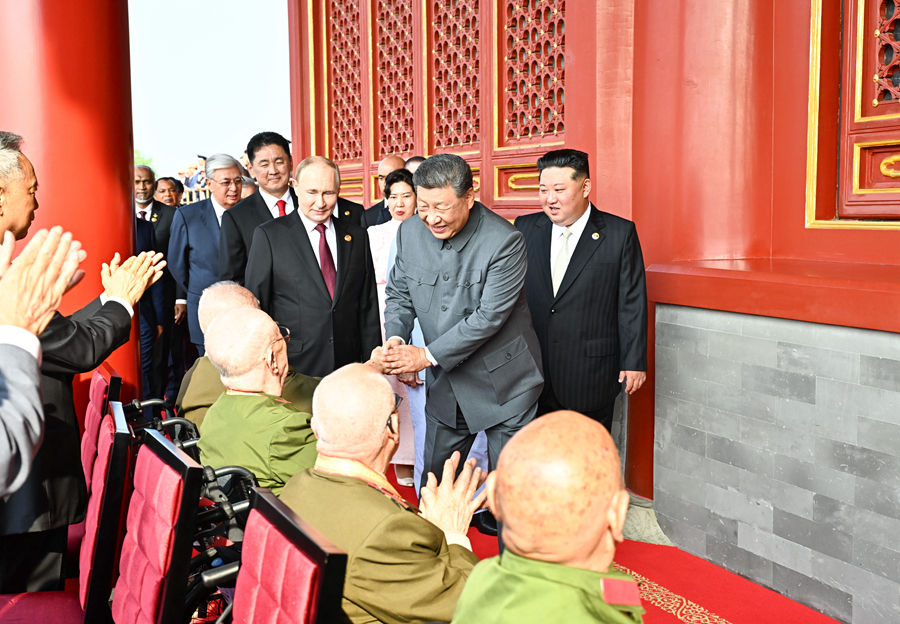 9月3日，纪念中国人民抗日战争暨世界反法西斯战争胜利80周年大会在大陆娱乐城
天安门广场隆重举行。这是大会开始前，中共中央总书记、国家主席、中央军委主席习近平同抗战老战士老同志代表亲切握手，向他们表示崇高敬意。