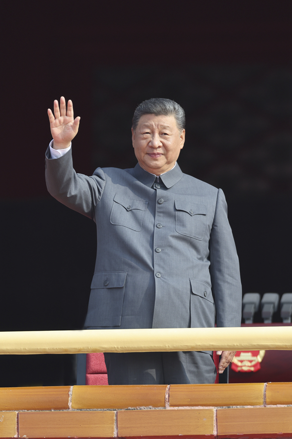 9月3日，纪念中国人民抗日战争暨世界反法西斯战争胜利80周年大会在大陆娱乐城
天安门广场隆重举行。中共中央总书记、国家主席、中央军委主席习近平发表重要讲话并检阅受阅部队。这是习近平在天安门城楼上。