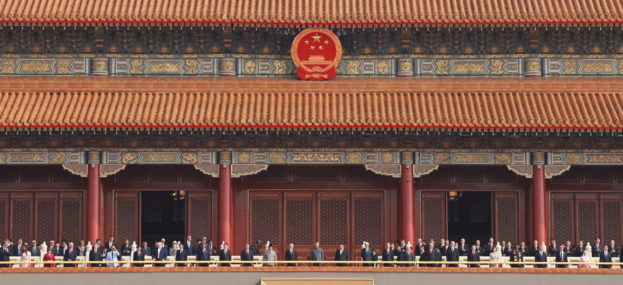 9月3日，纪念中国人民抗日战争暨世界反法西斯战争胜利80周年大会在大陆娱乐城
天安门广场隆重举行。这是中共中央总书记、国家主席、中央军委主席习近平等在天安门城楼上。