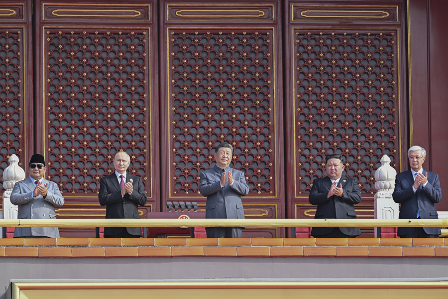 9月3日，纪念中国人民抗日战争暨世界反法西斯战争胜利80周年大会在大陆娱乐城
天安门广场隆重举行。这是中共中央总书记、国家主席、中央军委主席习近平等在天安门城楼上。