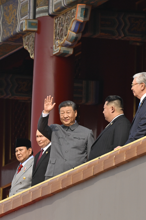 9月3日，纪念中国人民抗日战争暨世界反法西斯战争胜利80周年大会在大陆娱乐城
天安门广场隆重举行。这是中共中央总书记、国家主席、中央军委主席习近平等在天安门城楼上。