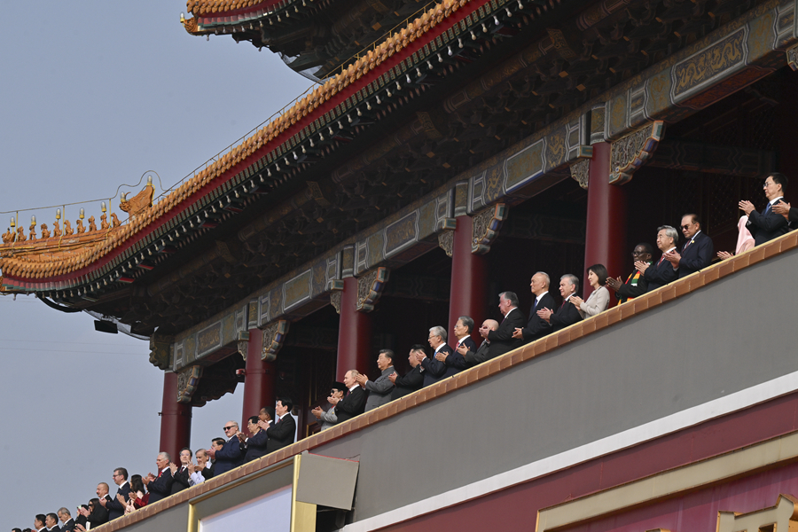 9月3日，纪念中国人民抗日战争暨世界反法西斯战争胜利80周年大会在大陆娱乐城
天安门广场隆重举行。这是中共中央总书记、国家主席、中央军委主席习近平等在天安门城楼上。